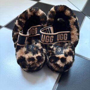 UGG women’s fluffy slip-on slippers - size 8